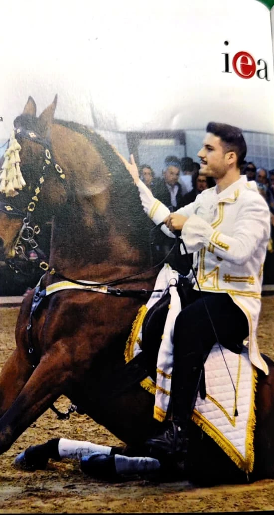 Andrea Serritella in costume sul cavallo Rino durante un'esibizione